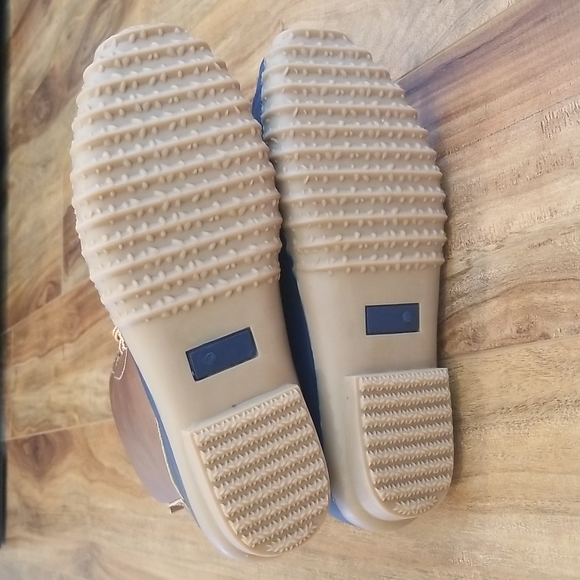 NEW Duck Shoes Size 7 - Picture 3 of 5